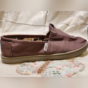 Youth Tom's Plum Flats Size Y2.5
